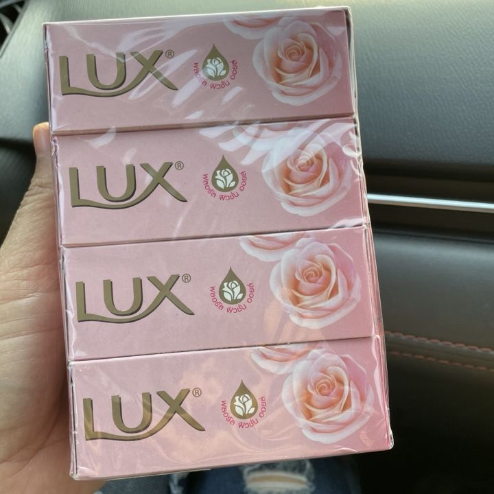 lux-sobt-rose-ลักส์-ซอฟท์-โรส-สีชมพู-ขนาด105-กรัม-x-4-ก้อน-สบู่ก้อนเพื่อผิวหอม-เนียนนุ่ม-น่าสัมผัสด้วยกลิ่นกุหลาบฝรั่งเศสและอัลมอนด์ออยล์