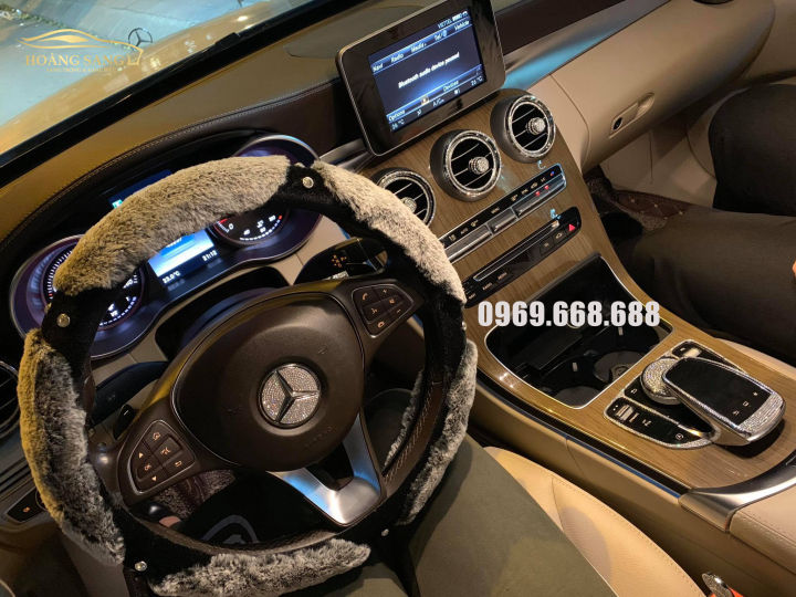 Trang trí nội thất đính đá Mercedes - một phong cách thể hiện sự sang trọng và đẳng cấp của chủ xe. Điểm xuyết bằng những viên đá quý nhỏ nhắn, chiếc Mercedes của bạn càng trở nên độc đáo và ấn tượng hơn. Hãy xem qua hình ảnh để nhận thấy sự đẹp đẽ của nó.