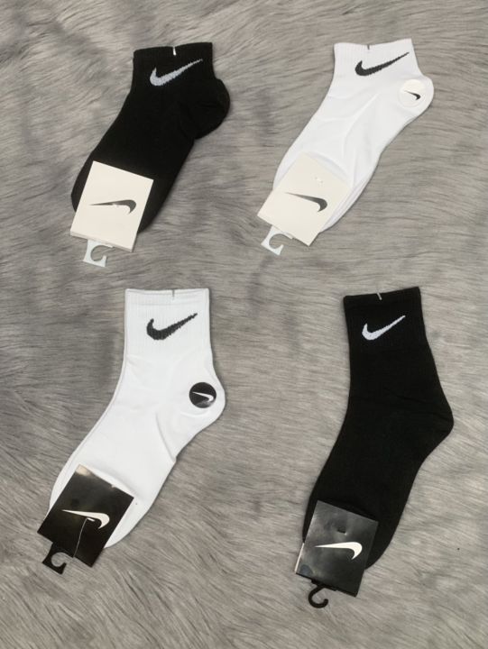 Tất vớ Nike là sản phẩm chất lượng, thiết kế đẹp mắt và rất thoải mái khi sử dụng. Hãy xem hình đeo tất vớ Nike để cảm nhận sự khác biệt và độc đáo của sản phẩm này.