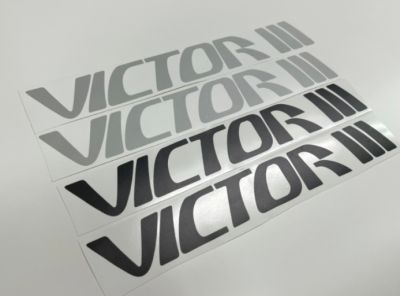 สติ๊กเกอร์แบบดั้งเดิม งานตัดคอม คำว่า VICTORIII สำหรับรถ ISUZU sticker ติดรถ แต่งรถ อีซูซุ VICTOR\ VICTOR THREE VICTOR3 ISUZU VICTOR VICTOR III