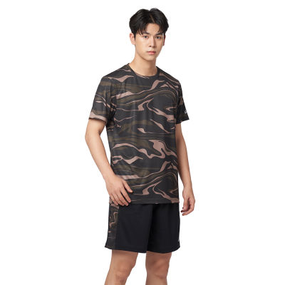 ASICS :  ALL OVER GRAPHIC SS TOP MEN TRAINING เสื้อ ผู้ชาย เสื้อ เสื้อคอกลม ของแท้  OLIVE CANVAS