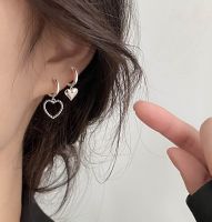 goodgift_station s925 asymmetric love earrings ต่างหูเงินแท้ 925 ห่วงกลมแบบล็อคห้อยหัวใจ 2 ข้างหัวใจไม่เหมือนกัน