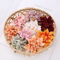 FLOWERF 10pcs ผ้าไหมสีขาว หัวดอกไม้ปลอม 7ซม. ค่ะ เลียนแบบธรรมชาติ หัวดอกดอกรักเร่ ดีไอวาย วัสดุทำมือ ดอกเบญจมาศดอกไม้ แต่งงานในงานแต่งงาน