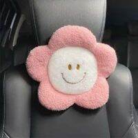 หมอนรองศรีษะผ้ากำมะหยี่สำหรับผู้หญิงอุปกรณ์เสริมรถยนต์ Bantal Kursi ช่วงเอวสำหรับเด็กผู้หญิงและผู้หญิงหมอนรองคอรูปดอกไม้น่ารักสำหรับเดินทาง