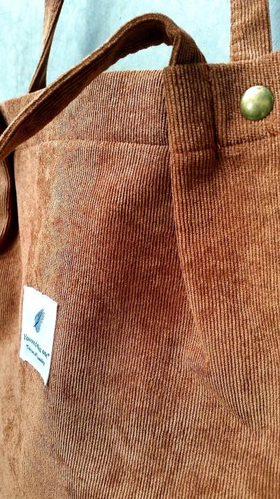 กระเป๋าผ้าลูกฟูกสีน้ำตาล-สายสะพายไหล่-ทรงสวย-มีจีบปากกระเป๋ากระดุมแป๊ก