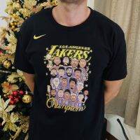 2023 NewLakers เสื้อแชมป์2020 (เสื้อพรีเมี่ยม Unisex)