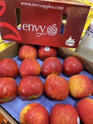 แอปเปิ้ล แอปเปิ้ลเอ็นวี่  Envy NZ  # 30  ลูก/ลัง ลูกใหญ่ นำเข้าจากซีแลนด์ เนื้อกรอบ หวาน อร่อย