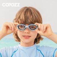 COPOZZ แว่นตาว่ายน้ำสำหรับเด็กมืออาชีพแว่นตาว่ายน้ำสีสันสดใสแก้วน้ำป้องกันรังสียูวีสำหรับเด็กผู้ชายและเด็กผู้หญิง