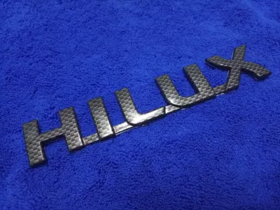 AD.โลโก้ HILUX (VIGO) ลายเคฟล่า 3.4×18.5cm 1ชิ้น