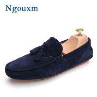 รองเท้าโลฟเฟอร์ผู้ชาย2023 Ngouxm สีกรมท่ารองเท้าหนังนิ่มหนังแท้ Slip-On พู่รองเท้าขับรถรองเท้าส้นเตี้ยสำหรับผู้ชายลำลอง