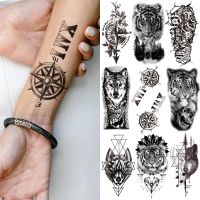 เข็มทิศจดหมายชั่วคราว Tattoo สำหรับผู้ชายผู้หญิงผู้ใหญ่ที่สมจริงปลอม Wolf Skull Tattoos สติกเกอร์ Tiger Black Forest Tatoos Forearm