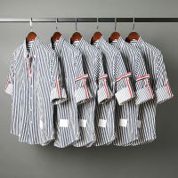 เสื้อเดรสลายแขนยาว Thom Browne TB นำเข้า2023ลำลองฤดูร้อนปลูกฝังศีลธรรมของตัวเองด้วยเทรนด์ใหม่ของผู้ชายและผู้หญิงคู่เสื้อเชิ้ตแขนสั้น5นาทีใหม่ดั้งเดิม