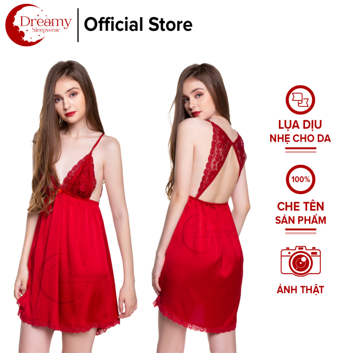 Ngọc Trinh khoe vóc dáng gợi cảm trong bộ đồ ngủ màu đỏ táo bạo