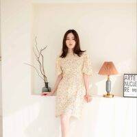 SUUBE Official Hong dress-Cream floralเดรสสั้นลายดอก แขนตุ๊กตา จับสม๊อคปลายแขนและเอว มีซับใน ผ้าCotton ผ้าเนื้อนิ่มพริ้วยับยาก