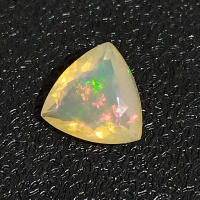 พลอยโอปอลเอธิโอเปีย(Opal) รุ้งสวย หนัก1.79 กะรัต เจียรนัยหลังเต่า พลอยแท้จากประเทศเอธิโอเปีย