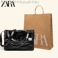 Zara○ กระเป๋าเอกสารมีโซ่มุกดีไซน์ใหม่ล่าสุดให้ความรู้สึกอาวุโส2023กระเป๋าหิ้วทรงสี่เหลี่ยมความจุขนาดใหญ่เดินทาง