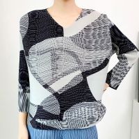 2023 Hot Miyake printed pleated top  new loose large size round neck three-quarter sleeves versatile short T-shirt that covers the flesh