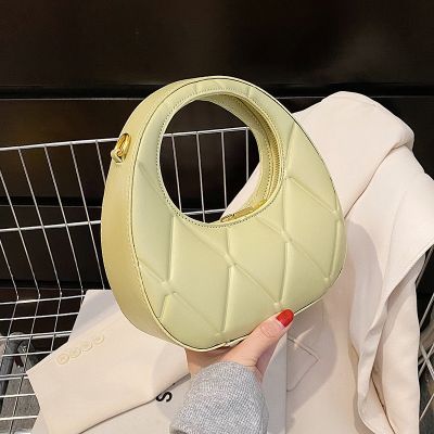 Ms inclined shoulder bag 2022 new retro wonton package leisure contracted circle hand ling crescent bag shoulder bag
