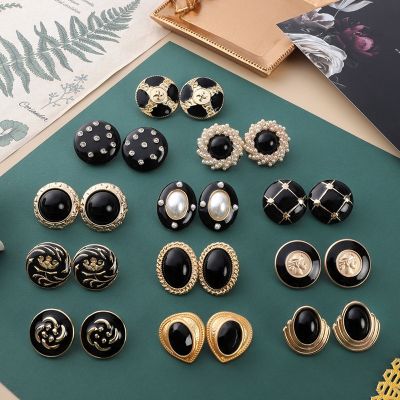 Elegant Retro Black Stone Pearl Flowers Love Enamel Metal Studs Earring for Women Autumn Winter Jewelry Gift HUANZHI 2021 New
