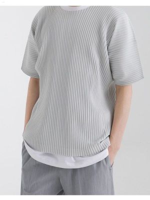 Miyake เสื้อยืดอัดพลีทสำหรับผู้ชาย,เสื้อเชิ้ตลำลองทรงหลวมแขนห้าส่วนของวัยรุ่นญี่ปุ่นเสื้อยืดแขนสั้นระบายอากาศลายทางสี