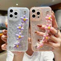 เคสโทรศัพท์แบบสร้อยข้อมือดอกไม้ไข่มุกสำหรับ iPhone 13 12 11 14 Pro Max XR XS X 7 8 Plus 14 Plus ฝาครอบซิลิโคนเนื้อนิ่มลายเพชร