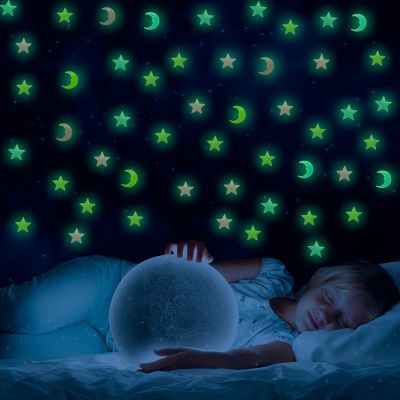 [24 Home Accessories] 3D Star And Moon สติ๊กเกอร์ติดผนังเรืองแสงเรืองแสงในที่มืด PVC Cling เพดานบ้านห้องนอนตกแต่งรูปลอก GRSA889