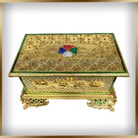 งานไม้แกะสลัก หีบใส่พระไตรปิฎก ลงรักปิดทอง กล่องสมบัติ กล่องไม้ Home decoration Wooden box กล่องไม้จามจุรีแกะสลักฝาทรงโค้งด้านในทาสีแดง ขนาด 20 นิ้ว ลายปีนักษัตรทาสีทอง ตกแต่งด้วยกระจกสีชิ้นเล็ก (wooden)