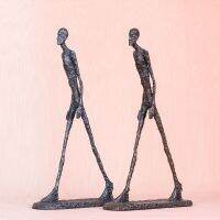 รูปปั้น Giacometti สีบรอนซ์รูปรูปปั้นผู้ชายเดินแบบจำลองโครงกระดูกแอบสแตรกที่มีชื่อเสียงการตกแต่งบ้านคอลเลกชั่นรูปแกะสลัก