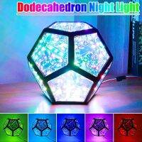 ไฟกลางคืนไฟโปรเจกเตอร์สีแบบ Dodecahedron สุดสร้างสรรค์และเย็นแบบไม่มีที่สิ้นสุดโคมไฟ Led ฉายภาพบนโต๊ะสำหรับห้องนอนเด็ก