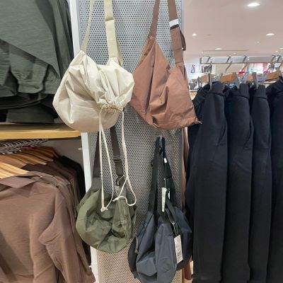 Uniqlo กระเป๋าหิ้วผู้ชายและผู้หญิงที่มีเชือกผูกแบบเดียวกันกระเป๋าสะพายไหล่กระเป๋าผ้าสะพายข้าง Y456847กระเป๋าเอกสาร