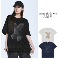 [Acme De La Vie] เสื้อยืดแขนสั้นกระต่ายสีดำเลือนใหม่สำหรับ2023