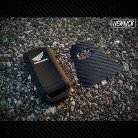 NJ ส่งฟรี ADV 150 : เคสซิลิโคน​รีโมทสีดำปักขาว พร้อมสติ๊กเกอร์​ฝาปิดช่องกุญแจ​ฉุกเฉินลาย Kevlar 3D [Gen 1] เคสกุญแจรถ พวงกุญแจรถ