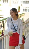 Threemore เสื้อครอปแขนยาวผู้หญิงผ้ายืดพิมพ์ลายตัวอักษร - KIND PEOPLE สีขาว