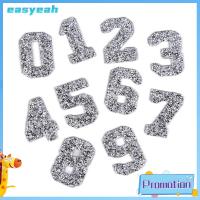 EASYEAH 20PCS 2.3นิ้วค่ะ แผ่นเหล็กตัวเลขพลอยเทียม เงินสีเงิน คริสตัลพลอยเทียม 0-9ตัวอักษรเย็บบนแพทช์ อุปกรณ์เสริมเสริม ศิลปะการปะติดตัวอักษรระยิบระยับ สำหรับเสื้อผ้า DIY