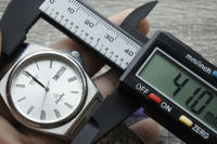 นาฬิกา Vintage มือสองญี่ปุ่น SEIKO SILVERWAVE 5933 7020 ระบบ QUARTZ ผู้ชาย ทรงกลม กรอบเงิน หน้าปัดตัวเลขโรมัน หน้าปัด 36มม. ตัวเรือนสแตนเลสใช้งานได้ปกติ สภาพดี ของแท้ ไม่กันน้ำ