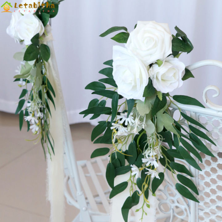 กุหลาบประดิษฐ์ตกแต่งทางเดินงานแต่งงานพร้อมใบไม้สีเขียวสำหรับงานเลี้ยงพิธีแต่งงานของโบสถ์