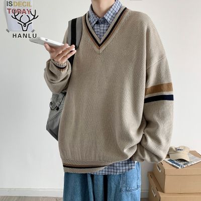 HANLU เสื้อผ้าแฟชั่นผู้ชาย เสื้อกันหนาวผู้ชายเกาหลีคอวีย้อนยุคนักเรียนถักเสื้อกันหนาวหลวมสบาย ๆ ลายเสื้อกันหนาว