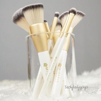 แปรงแต่งหน้าด้ามขาว เมลินดา (มีให้เลือก15 เบอร์ กดเลือกด้านใน) Meilinda Miracle Brush