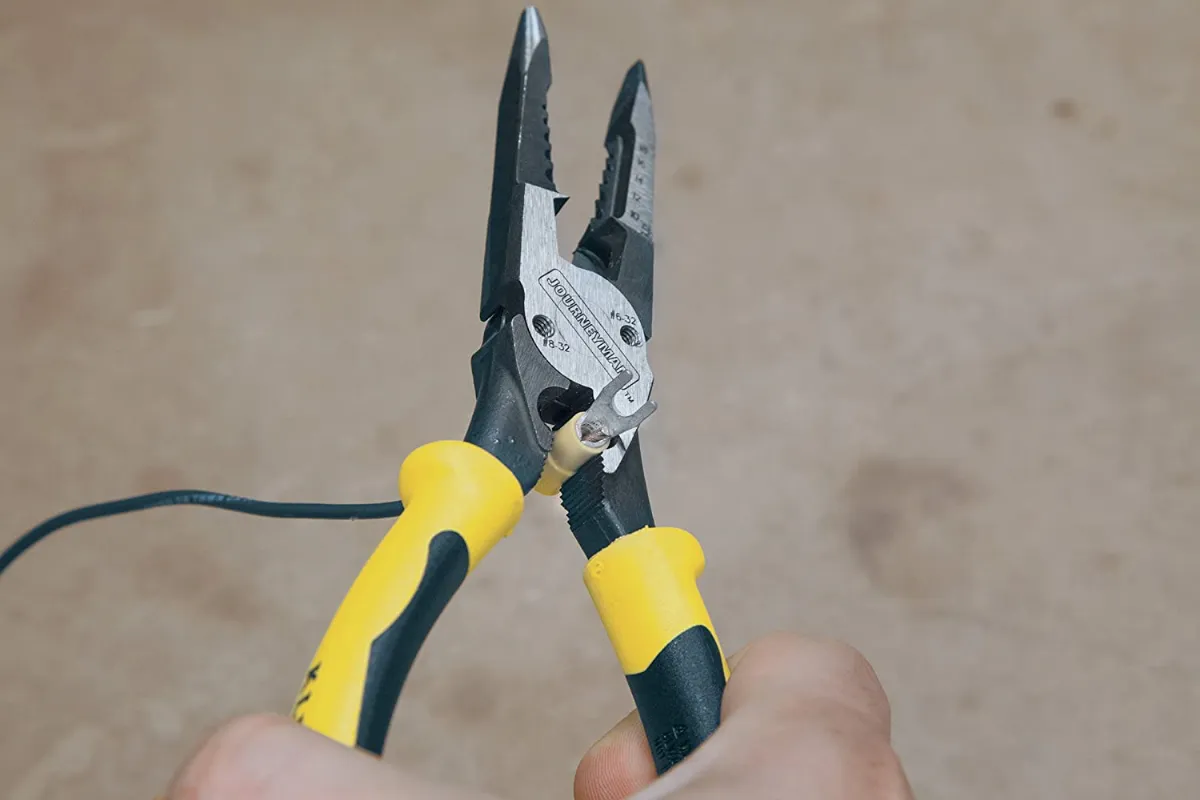 賜物 いいものセレクト通販Klein Tools J207-8CR Needle Nose Pliers are All-Purpose  Linesman Screwdriver, 14-in-1 Adjustable Screwdriver with Flip Socket, HVA＿ 並行輸入