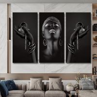 African Wall Art ผู้หญิงโปสเตอร์และพิมพ์สีดำมือถือเงินเครื่องประดับภาพวาดผ้าใบสำหรับตกแต่งห้องนั่งเล่น