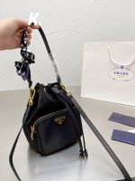 มาใหม่ PD กระเป๋าถังกันน้ำ/กระเป๋า Crossbody/กระเป๋าถือ Prada 20x16x10cm