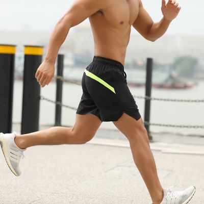 กางเกงไตรมาสฟิตเนสฤดูร้อนใหม่วิ่งมาราธอนหลวมระบายอากาศกางเกงขาสั้นกีฬาแห้งเร็วจุดผู้ชาย A803▽◕