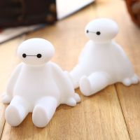 BONANY อุปกรณ์เสริมโทรศัพท์อนิเมะเครื่องประดับรถยนต์ Baymax Big Hero ไฟกลางคืนที่จับโทรศัพท์มือถือขาตั้งโทรศัพท์สีขาวขนาดใหญ่