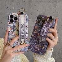 เคสโทรศัพท์แฟชั่นสายรัดข้อมือ IMD สำหรับ IPhone 11 12 13 14 Pro Max Dior เคสเคสโทรศัพท์มือถือใบไม้สีม่วงผู้ชายและผู้หญิงเคสโทรศัพท์