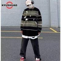 KYUSHUAD เสื้อกันหนาวแบบถักหลวมดีไซน์แบบมีรูขาดสำหรับผู้ชายสไตล์ขี้เกียจเสื้อกันหนาวลายทางอเมริกาแบบย้อนยุค