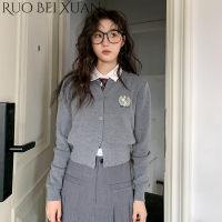 Ruo Bei Xuan เสื้อคาร์ดิแกนตัวสั้นสำหรับผู้หญิงสเวตเตอร์ปักลายตราสไตล์มหาลัยเข้ารูปพอดีใหม่ฤดูใบไม้ร่วง2023