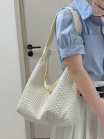 Uniqlo New Fashion version Large-capacity woven bag for women 2023 new summer single shoulder armpit bag versatile seaside vacation travel tote bag