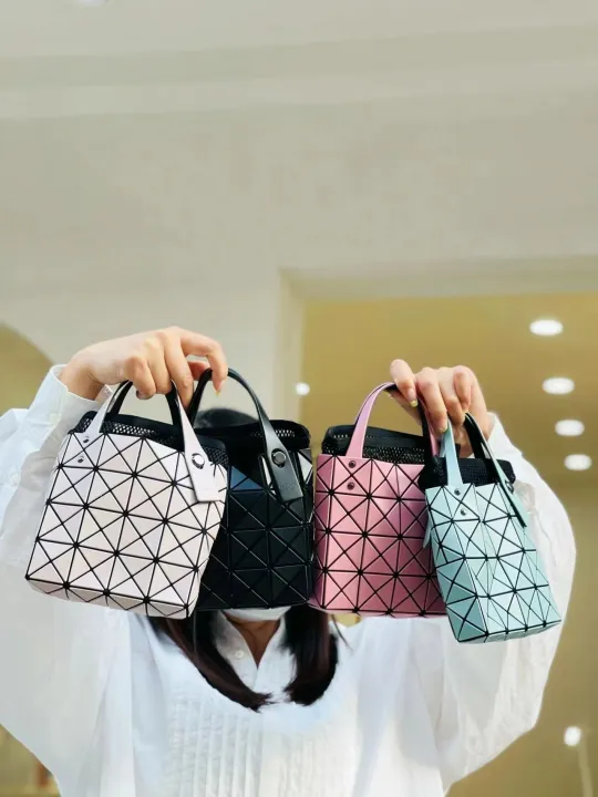 กระเป๋าถือ-bao-bao-แท้-handbag-small-issey-miyake-4x4-บล็อคกระเป๋า-miss-bag-กระเป๋าสะพายข้าง-กระเป๋าถือ-ฟรีสายสะพาย