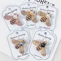 สไตล์เกาหลีประณีต Rhinestone Bee Badge เข็มกลัดสุภาพสตรีแฟชั่นเสื้อผ้าอุปกรณ์เสริมเข็มกลัด Pin