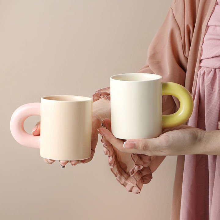 ถ้วยมักสีตัดกันสดใสขนาดเล็กแก้วกาแฟเซรามิกสำหรับใช้ในครัวเรือนถ้วยน้ำสวยงามเก๋ไก๋เก๋ไก๋เก๋ไก๋